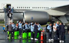 Selección de Uruguay arriba al Aeropuerto de Cancún entre lluvia y vigilancia reforzada
