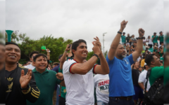 Jacobo Arzate celebra junto a la afición el triunfo de México
