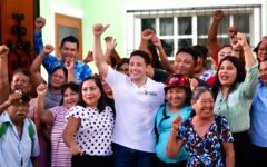 Renán Sánchez refuerza diálogo con familias de Cozumel