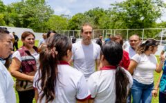 Diego Castañón entrega cancha rehabilitada en Chanchén Primero