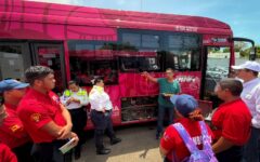 Preparan a rescatistas para emergencias con autos eléctricos