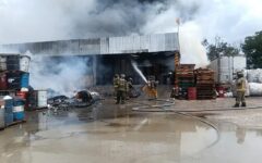 Bomberos de Cancún controlan incendio en la Av. López Portillo
