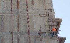 Supervisan medidas contra golpe de calor en obras