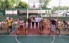 Blanca Merari entrega triciclos de carga a familias de Leona Vicario