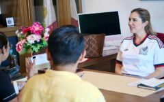 Atenea Gómez atiende directamente a la ciudadanía