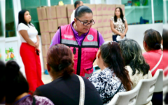 Entrega apoyos alimentarios del programa “Isleña de Corazón”