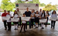 Entrega Diego Castañón mil becas educativas en Tulum