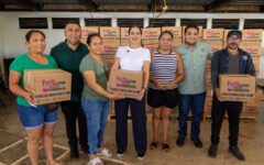 Estefanía Mercado entrega 3,600 paquetes alimentarios