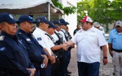 Chacón fortalece a la Policía de Cozumel con seguros de vida