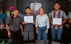 Premia Mary Hernández a ganadores del Concurso Municipal de Fotografía