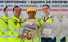 Atenea Gómez entrega uniformes al personal de Servicios Públicos