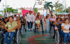 Entrega Mara Lezama 70 apoyos funcionales en Chetumal