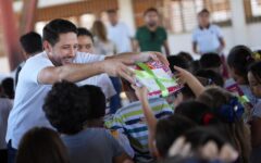 Entrega Rénan Sánchez más de 3 mil kits escolares a estudiantes de Cozumel