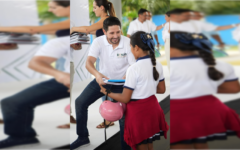 Renán Sánchez anuncia el arranque de la entrega de kits escolares en Cozumel