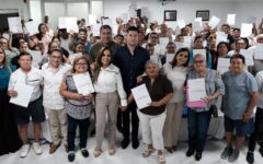Encabeza Mara Lezama entrega de cancelación de hipotecas del INFONAVIT a 100 familias de Quintana Roo