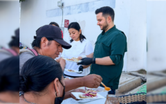 Pablo Bustamante acompaña a familiares de pacientes en el Hospital General de Cancún