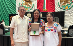 Académica de la UIMQROO recibe la Medalla al Mérito Mujer Indígena Maya