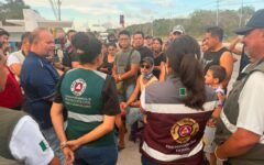 Suman esfuerzos para combatir incendio y reducir humo en Puerto Morelos