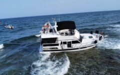Encalla yate sobre arrecife de Mahahual; alertan por posible daño al coral