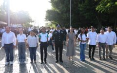 Ana Paty Peralta encabeza desfile cívico-militar en Cancún