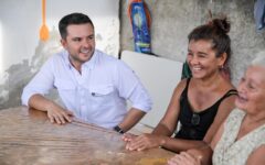 Pablo Bustamante escucha las historias de familias que dan identidad a Cancún