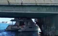 Embarcación queda atorada bajo el puente Calinda en la Zona Hotelera de Cancún