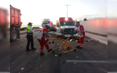 Motociclista invade carril y choca contra góndola