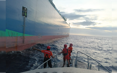Marina rescata a 12 personas a la deriva