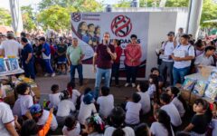 Apoyan a familias de Tulum con entrega de útiles escolares