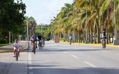 Disfrutan familias del “Paseo Cancunense” en Malecón Tajamar