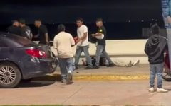 Brutal riña en bar termina en agresión con cascos y piedras