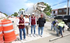 Ana Paty Peralta supervisa pavimentación de la avenida 135