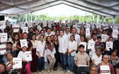 Cumplen Ana Paty Peralta y Mara Lezama a 460 familias con certeza jurídica