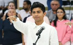 Primer concejal Juan Arena asume como alcalde de Puerto Aventuras