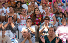 Mara Lezama entrega máquinas de coser a mujeres en Quintana Roo