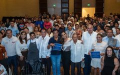 Entregan apoyos a 104 personas con discapacidad de la familia Moon Palace