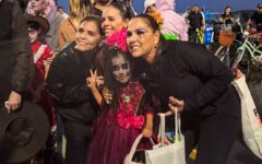 Celebran familias cancunenses una tarde de Halloween en el Puente Nichupté