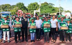 Blanca Merari entrega uniformes a trabajadores de Servicios Públicos