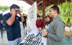 DIF Playa del Carmen y Beneficencia Pública fortalecen la salud visual con entrega lentes